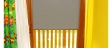 Szara roleta okienna w kasecie z prowadnicami 